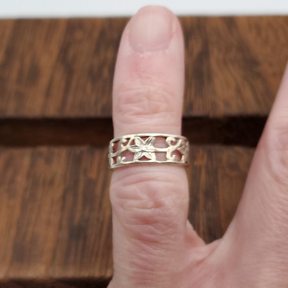 Size 3.5 925 Sterling Silver Cute Rustic Floral Design Toe Ring